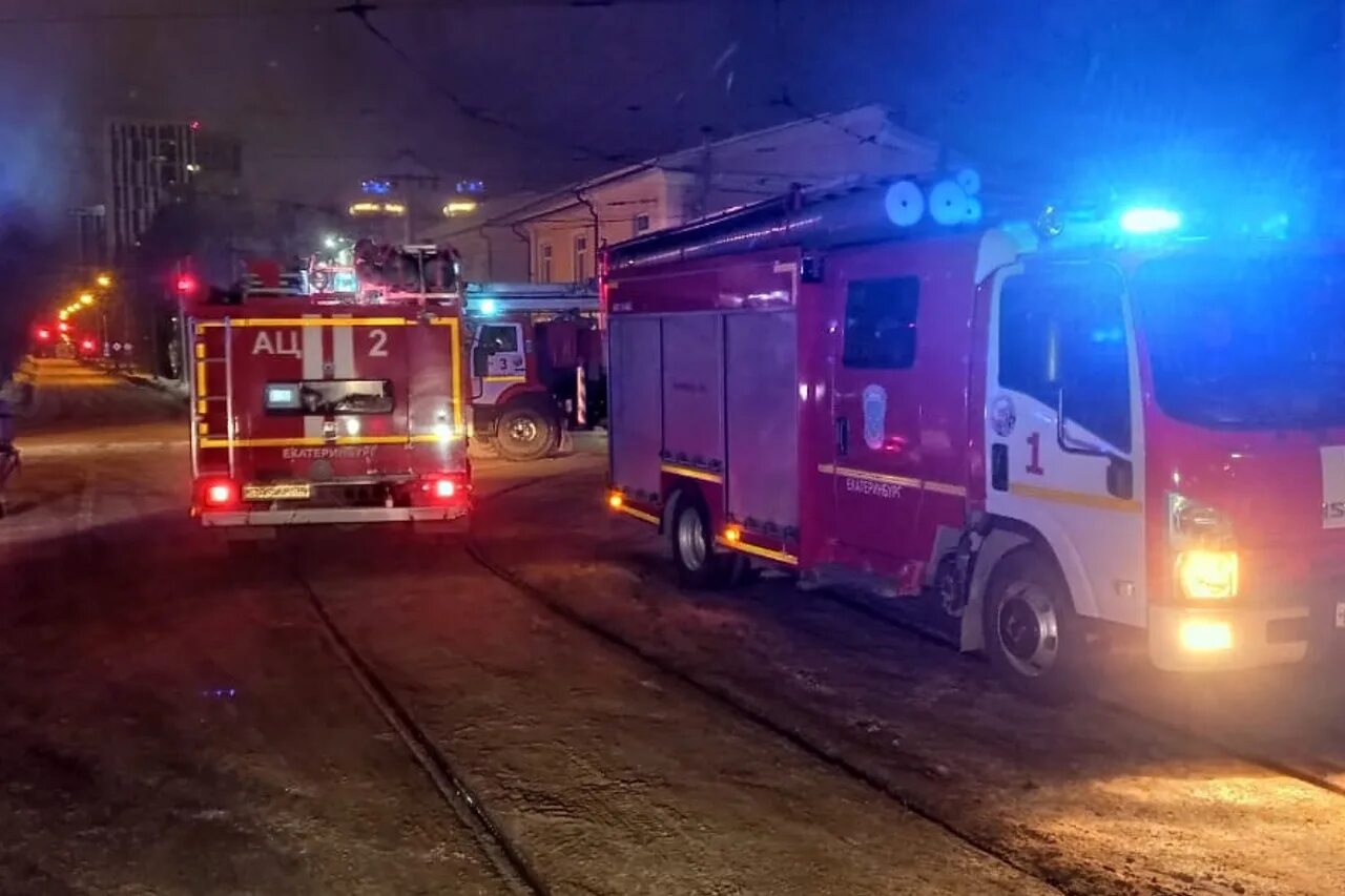 Колхозный двор в горном щите. Пожар екб. 2022. Логотип колхозный двор екатеринбург. Колхозный двор горит.