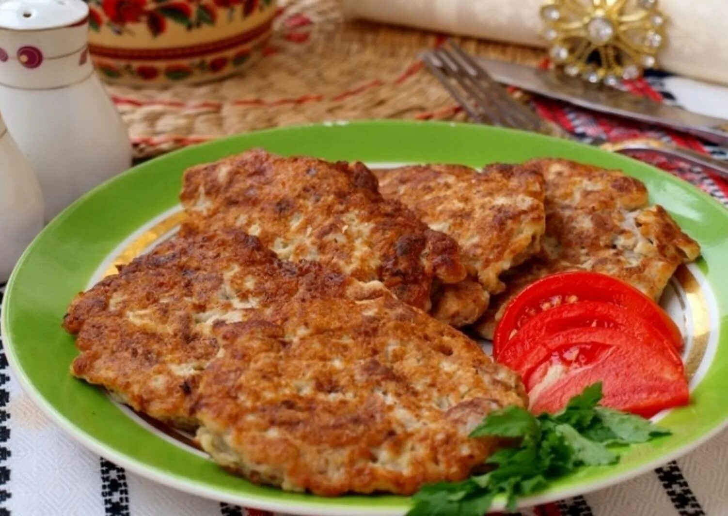 котлеты из рубленого мяса. рубленые куриные котлетки из филе грудки. котлеты из куриного филе. рубленные котлеты. шницель по албански.