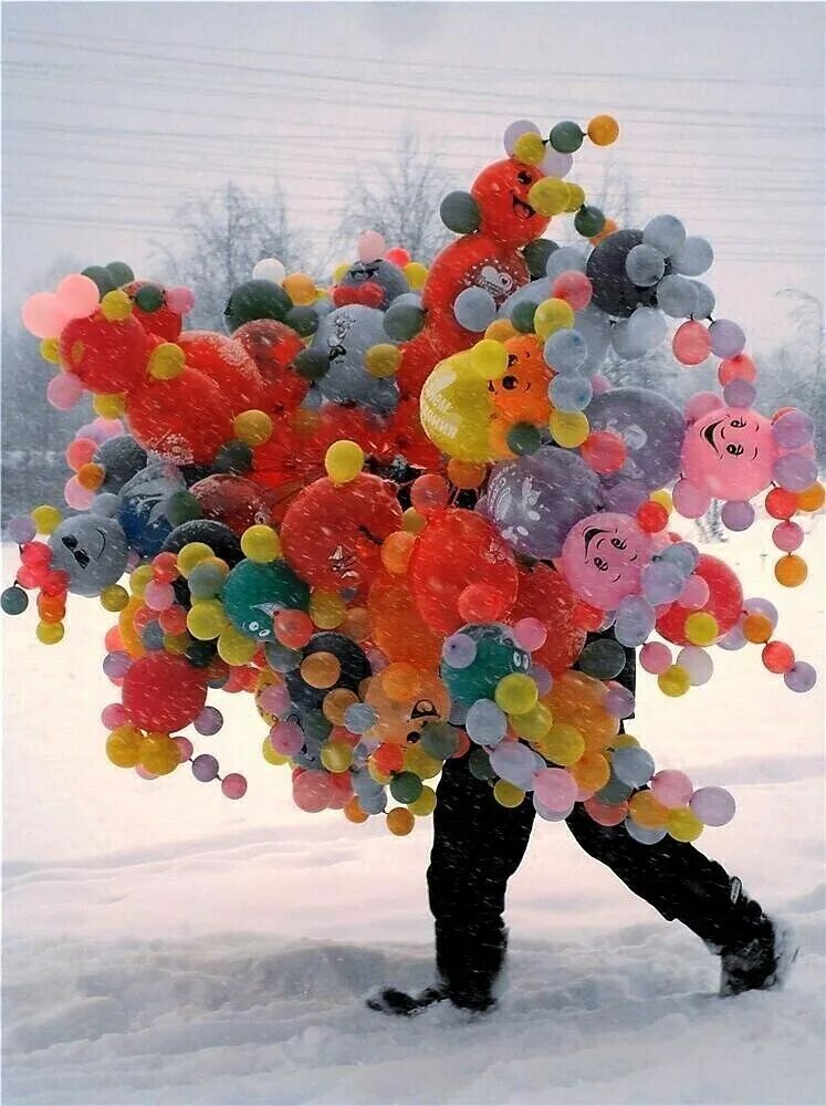 Воздушные шарики зимой. Много шариков. Фотосессия с воздушными шарами зимой. Шарики зимой. Воздушные шарики на снегу.