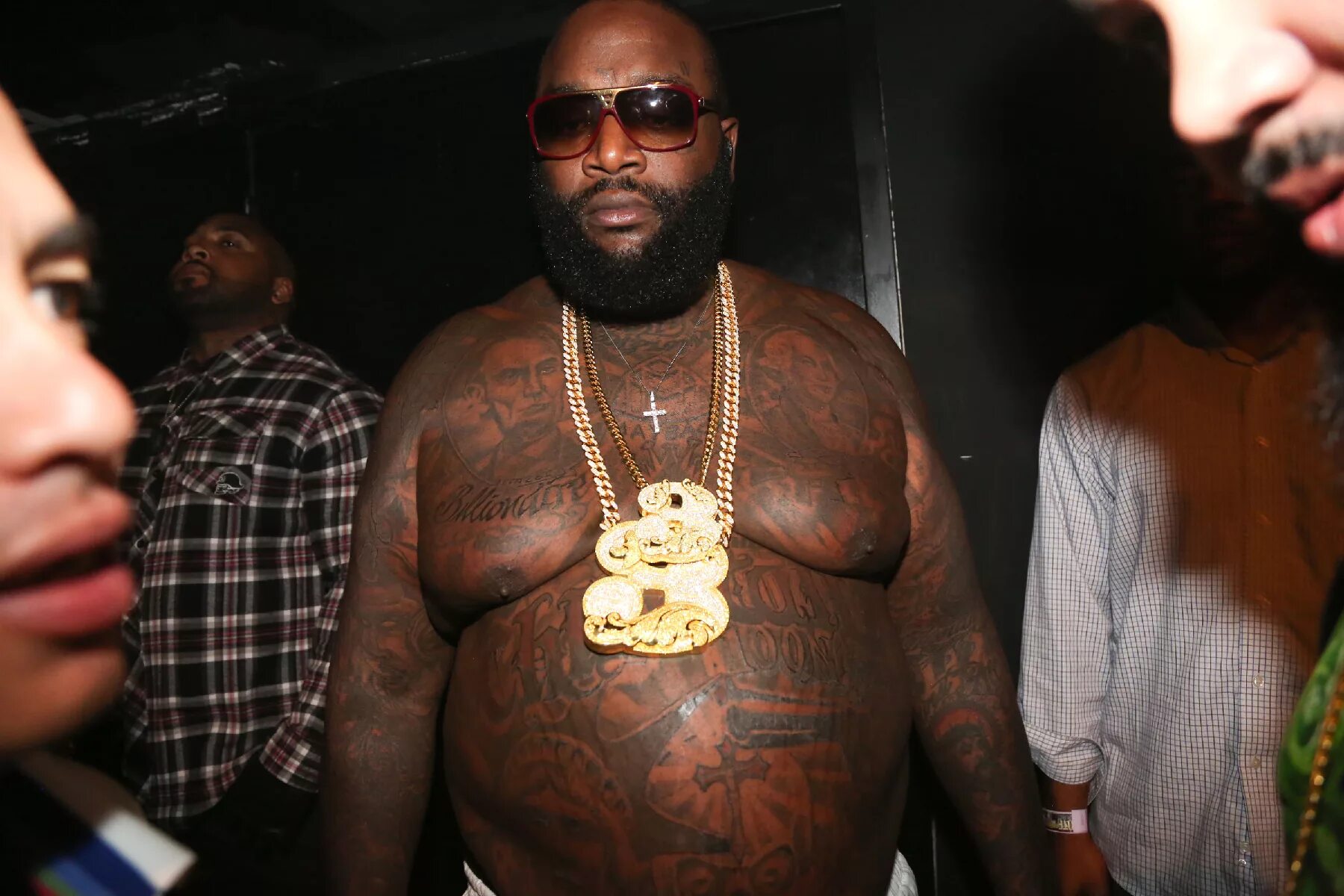 Rick Ross негр. Rick Ross цепь. Золотая цепь Rick Ross. Рик Росс фото.