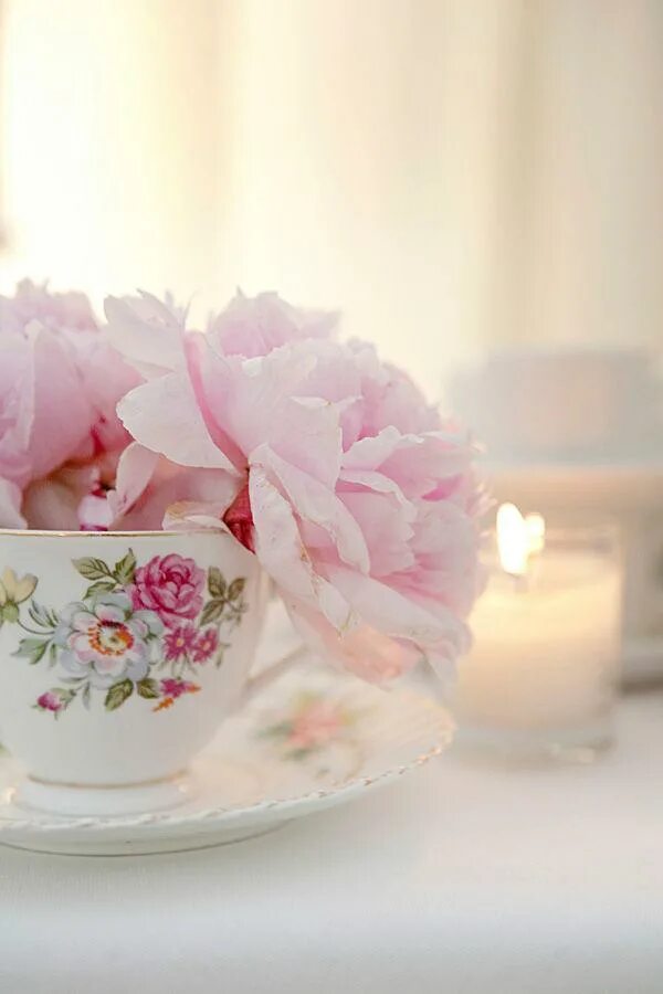 Пионы и чай. Доброе утро пионы. Нежные пионы чай. Чашки розовые цветы. Песня нежная чае