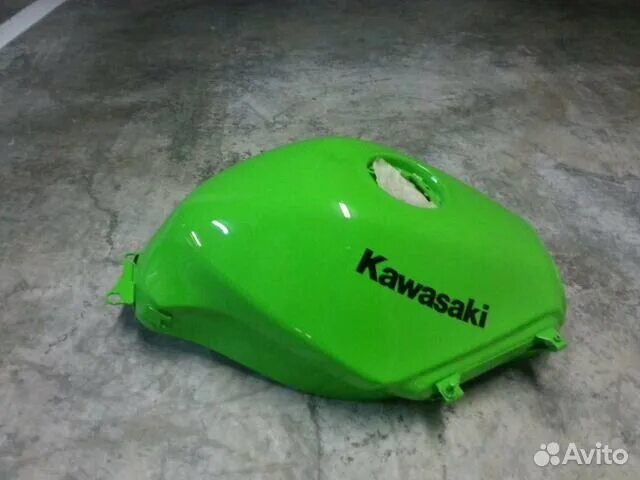 Боковинки бака kawasaki 450 салатовые. Бензобак кавасаки ззр 600. Kawasaki бензобаки. Как крепится бензобак на кавасаки ззр 250. Kawasaki бензобаки.