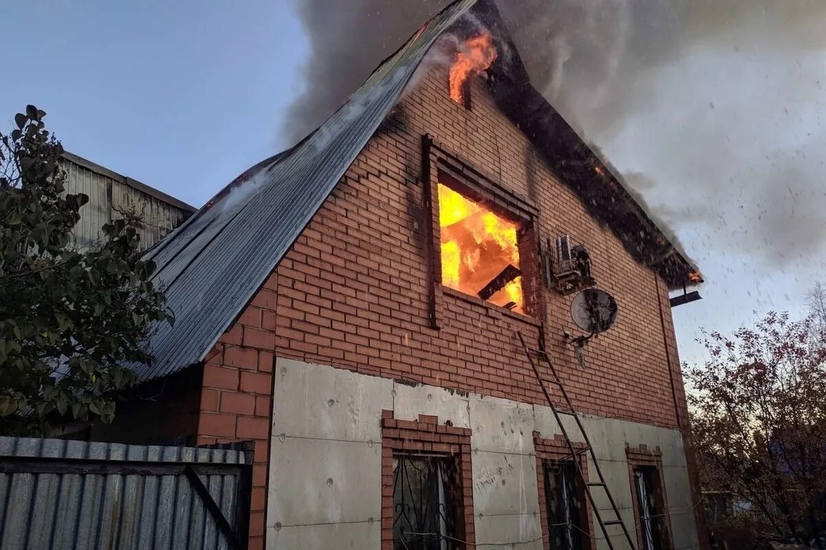 Пожар в чурилово вчера челябинске. Пожар в чурилово. Пожар в чурилово. Сгоревший дом в челябинске. Чурилово челябинск.