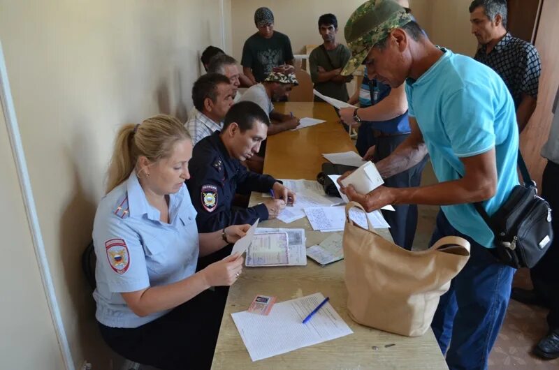 Помещение иностранного гражданина в специальное учреждение. Защита мигрантов. Учет мигрантов. Иностранные граждане. Миграционное нарушение.