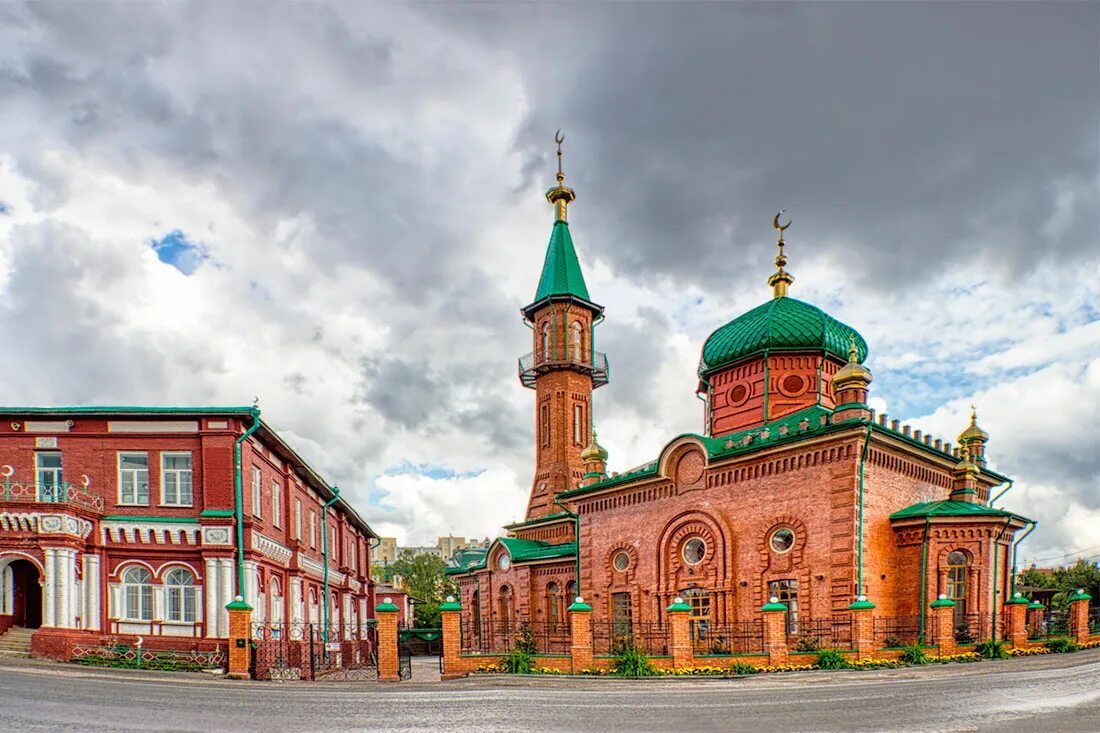 Города татарской республики. Красная Соборная мечеть Томск. Медресе красной мечети Томск. Татарская мечеть Томск. Татарская Слобода Томск.