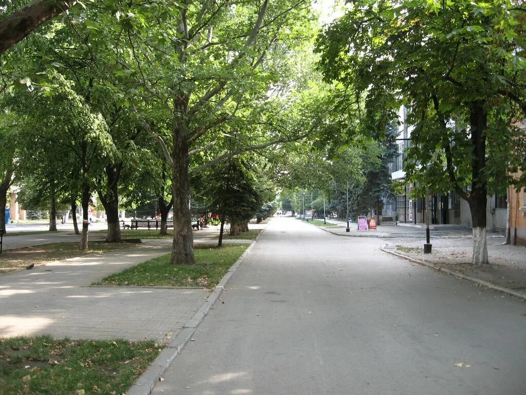 Азовский парк Петровский бульвар. Дает в городе азове