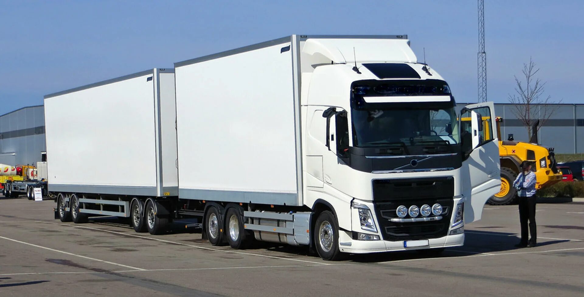 Грузовик 15 тонн. Volvo fh16 Тандем рефрижератор. Вольво 10 тонник рефрижератор. Volvo рефрижератор 20 тонн. Вольво 10 тонн изотерма.