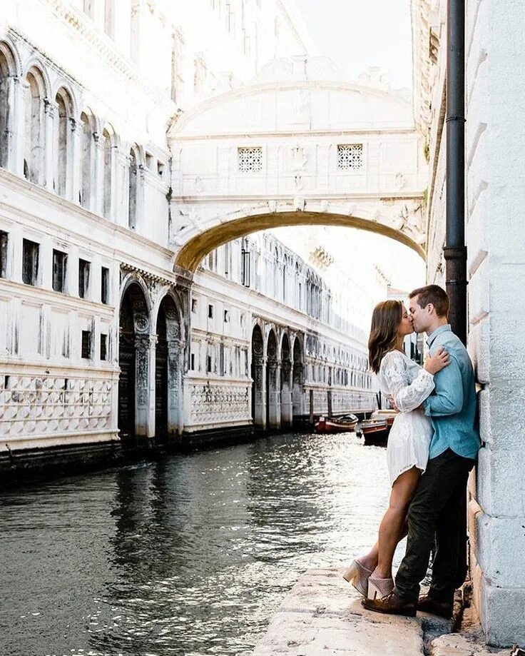 A wife in venice. Влюбленные в венеции. A wife in venice. Медовый месяц в венеции. Венеция страсть фото.