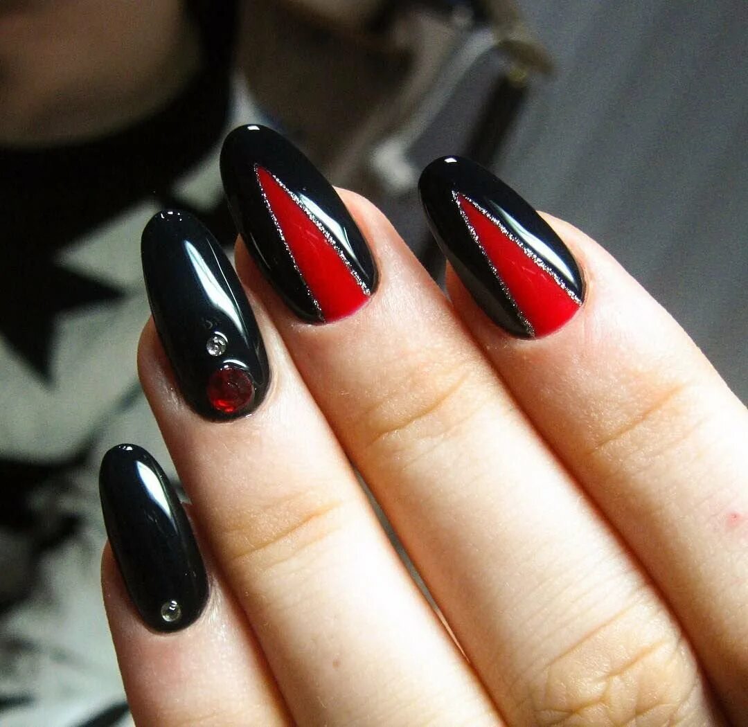 Маникюр красный с черным. Черно красные ногти. Маникюр черно красный. Красивый маникюр красный с черным.