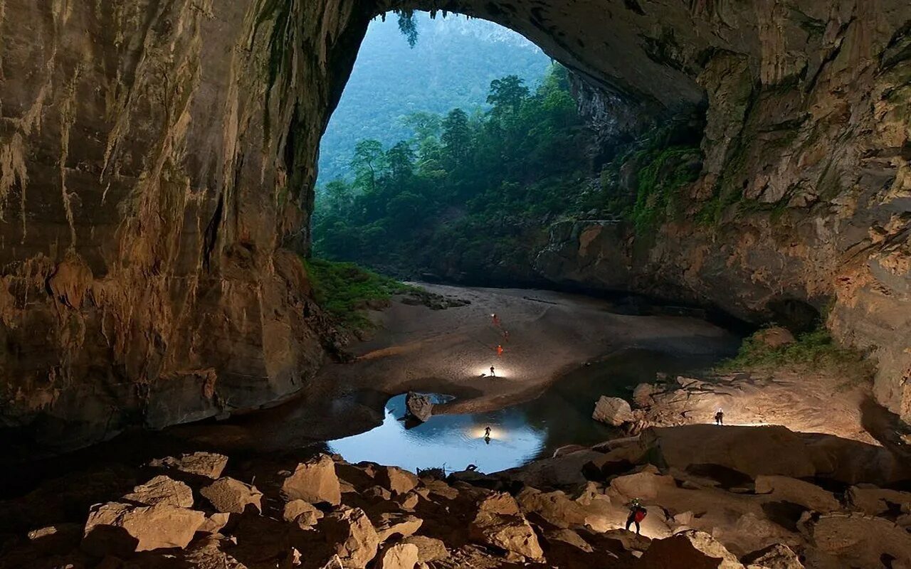 Считается одной из самых интересных. Пещера Шондонг Вьетнам. Национальный парк Фонгня-Кебанг Вьетнам. Пещера сон Дунг Вьетнам. Самая большая пещера в мире Вьетнам Шондонг.