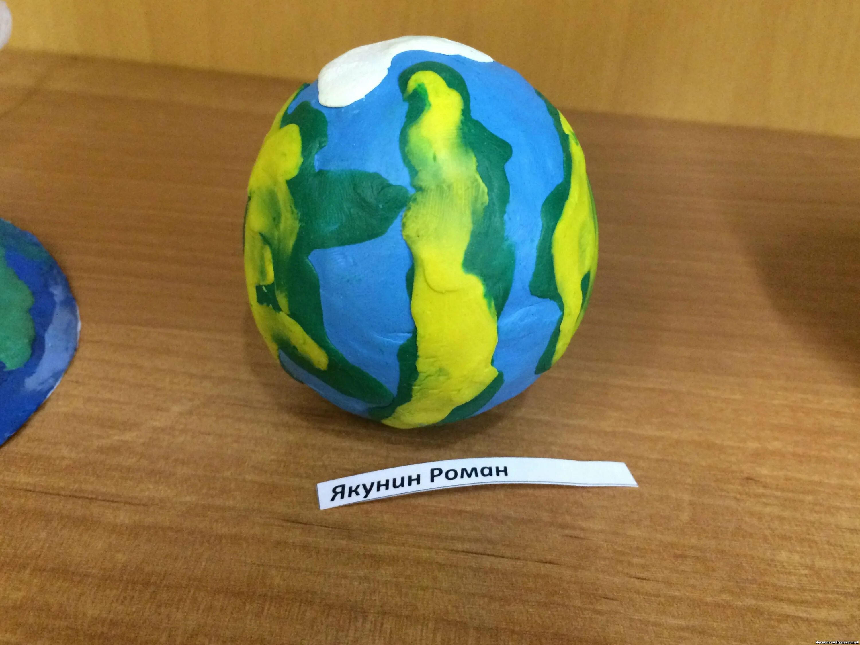 Вылепить модель земли. Пластилиновый макет земли. Вылепить модель земли. Макет планеты земля. Макет земли.