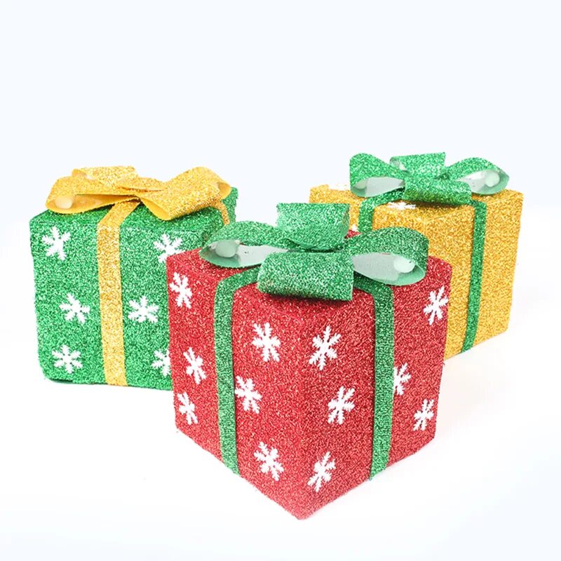 Новогоднее украшение коробок. Коробки с подарками под елку. Новогодние коробки. Новогодняя коробка под елку. Подарочные коробки на новый год.