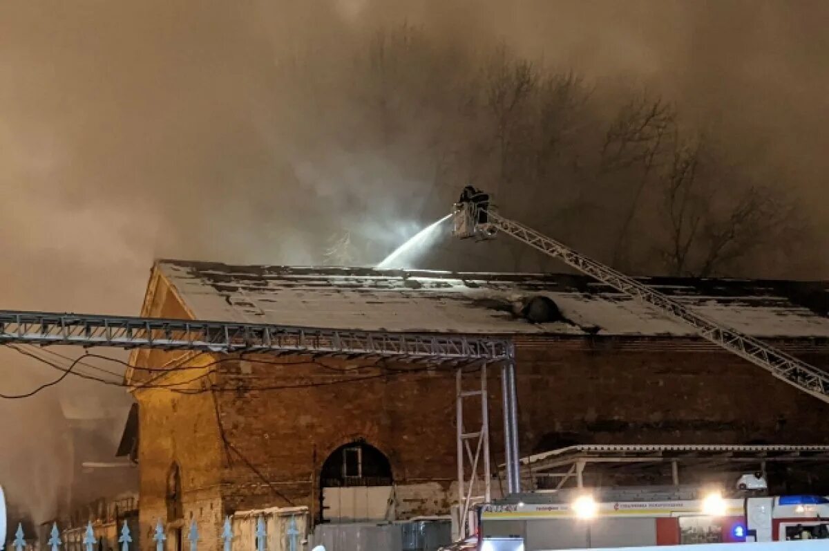 Пожар на цветочном складе в Москве. Пожар на цветочной базе в Москве. Пожар на цветочной базе Мачелюка. Пожар в складе цветы Москва. Цветочный сгорел