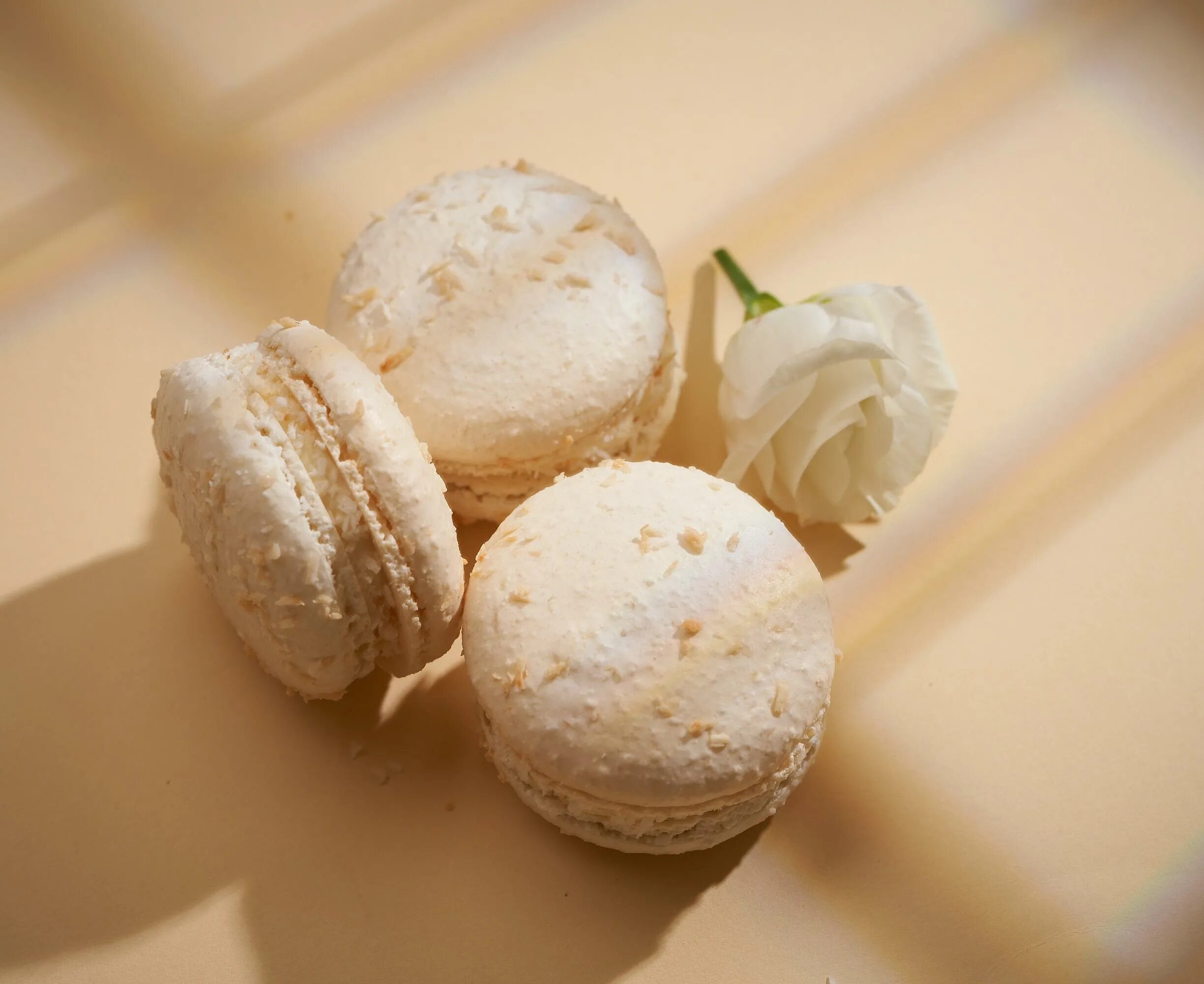 альпенгольт белый с миндалем. альпен гольд шоколад белый с миндалём и кокосовой стружкой. альпен гольд белый шоколад с миндалем. альпен гольд белый шоколад с миндалем и кокосом. паста творожная савушкин кокос.