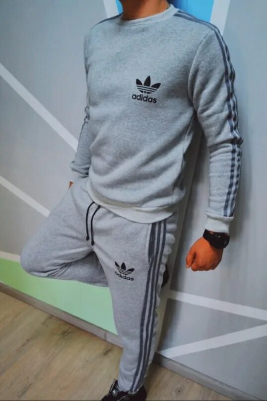 Спортивный стиль мужчины. Nike tech fleece grey. Nike tech fleece серая. Спортивные костюмы адидас мужские 2020. Белый мужской спортивный костюм адидас.
