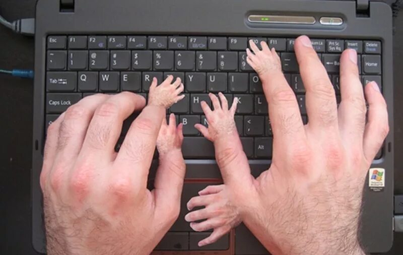 Мальчик бережно положил руки на клавиши закрыл. Быстрые пальцы. Пальцы на клавиатуре. Клавиатура по пальцам. Быстрые пальцы на клавиатуре.