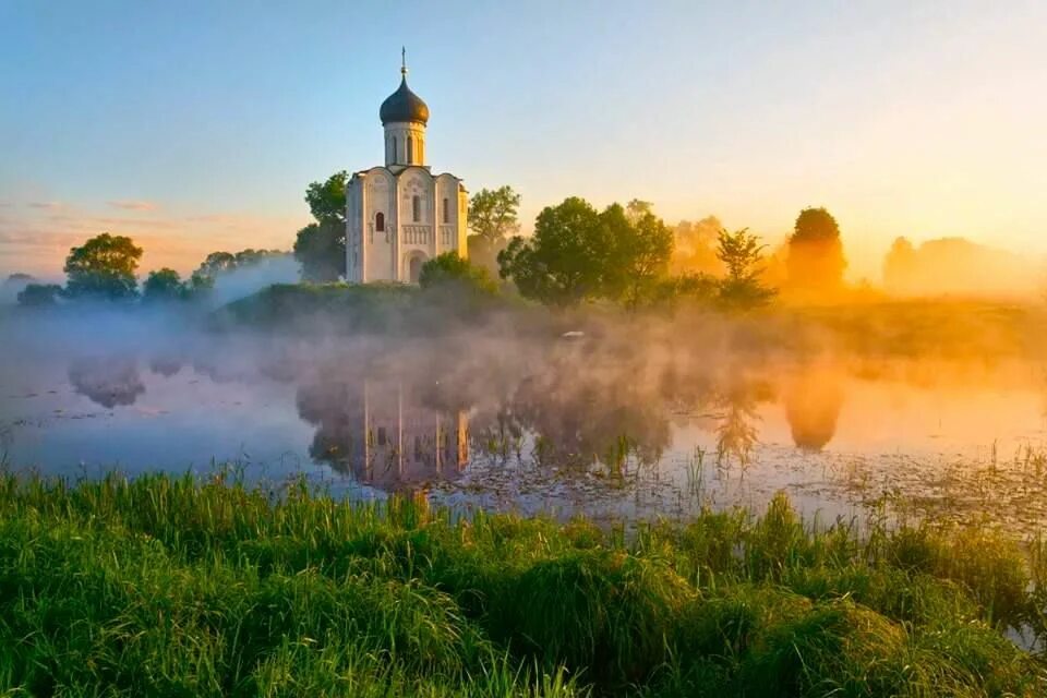 Благословение на хорошее. Храм Покрова на Нерли. Золотое кольцо России Владимир храм Покрова на Нерли. Храм Покрова на Нерли пейзаж. Боголюбовский луг Церковь Покрова на Нерли.