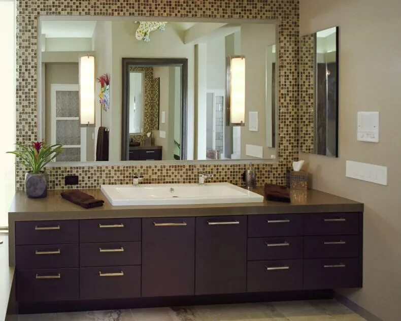 Зеркало комната мебель. Ванная с большой столешницей. Мебель в ванную комнату. Ванная комната с большой столешницей. Столешница с большим зеркалом в ванной.