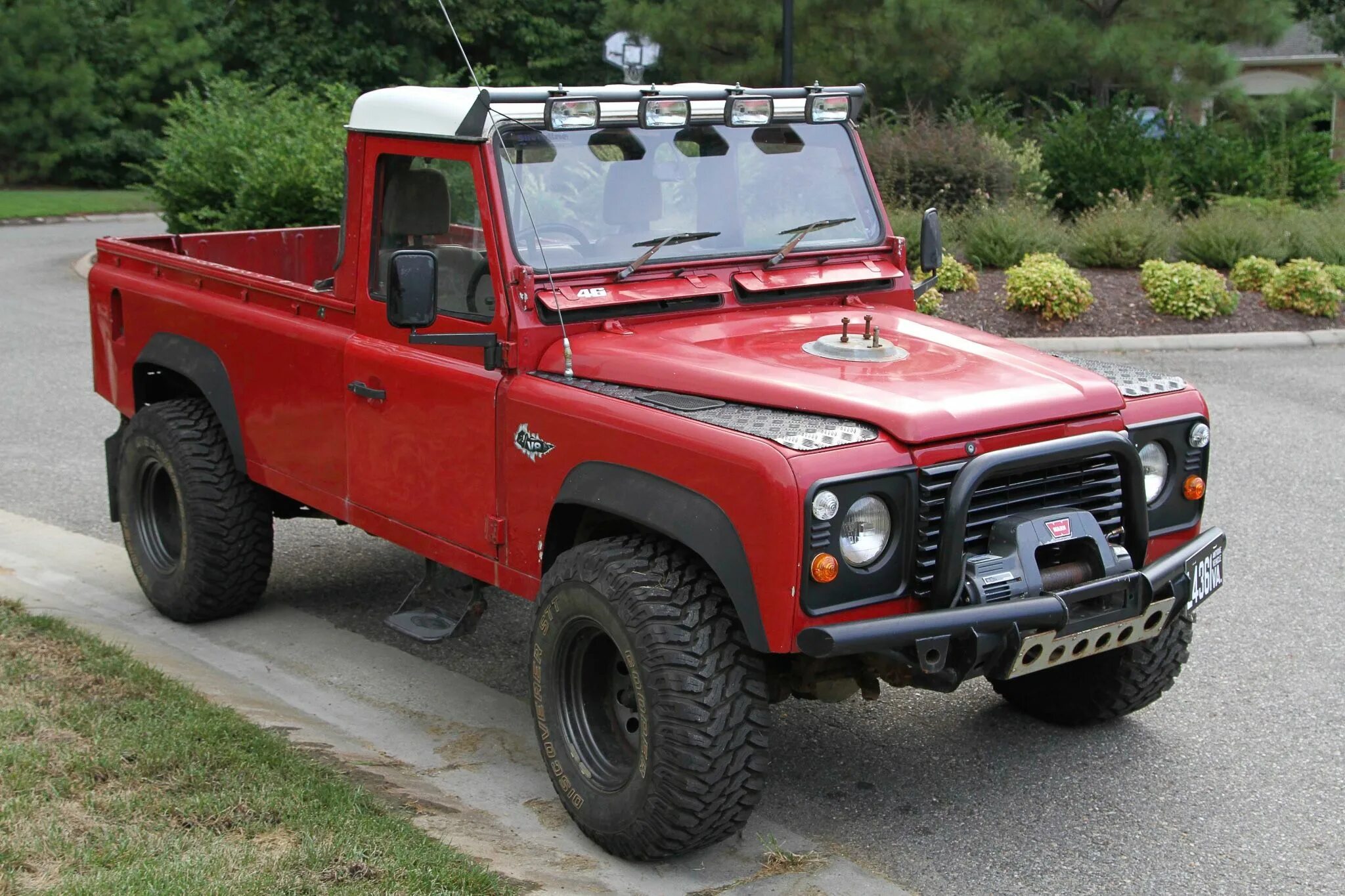 Defender красный. Ленд Ровер Дефендер 110 пикап. Land Rover 110 Pickup. Land Rover Defender 110 pick up. Ленд Ровер Дефендер 1986.