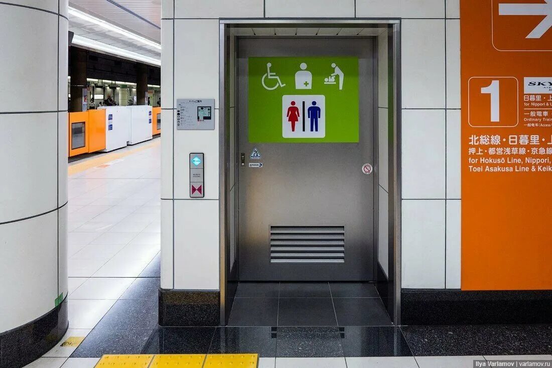 Туалет в метро на каких. Туалетные кабинки в метро. Туалет в метро. Метро Киевская туалет. Расположение туалетов в метро.