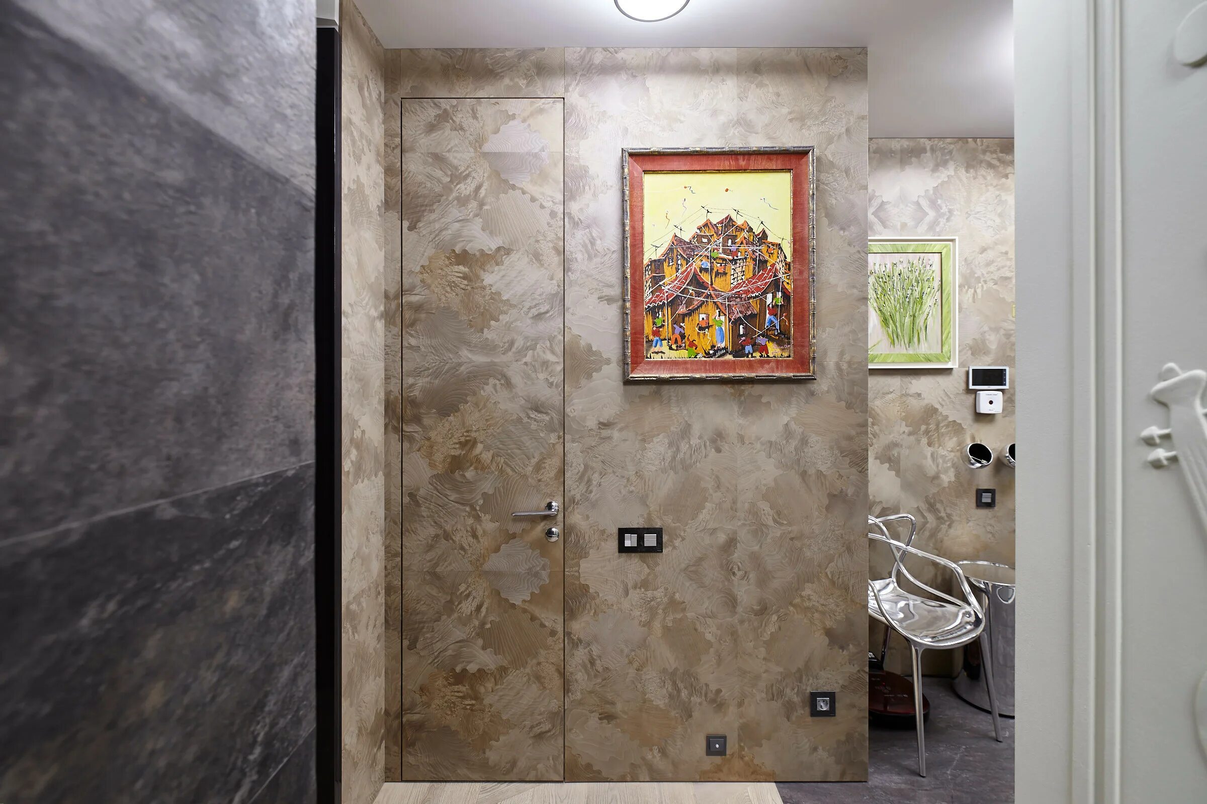 Скрытые двери invisible. Скрытые двери invisible. Дверь под штукатурку. Двери инвизибл микробетон. Дверь под штукатурку.