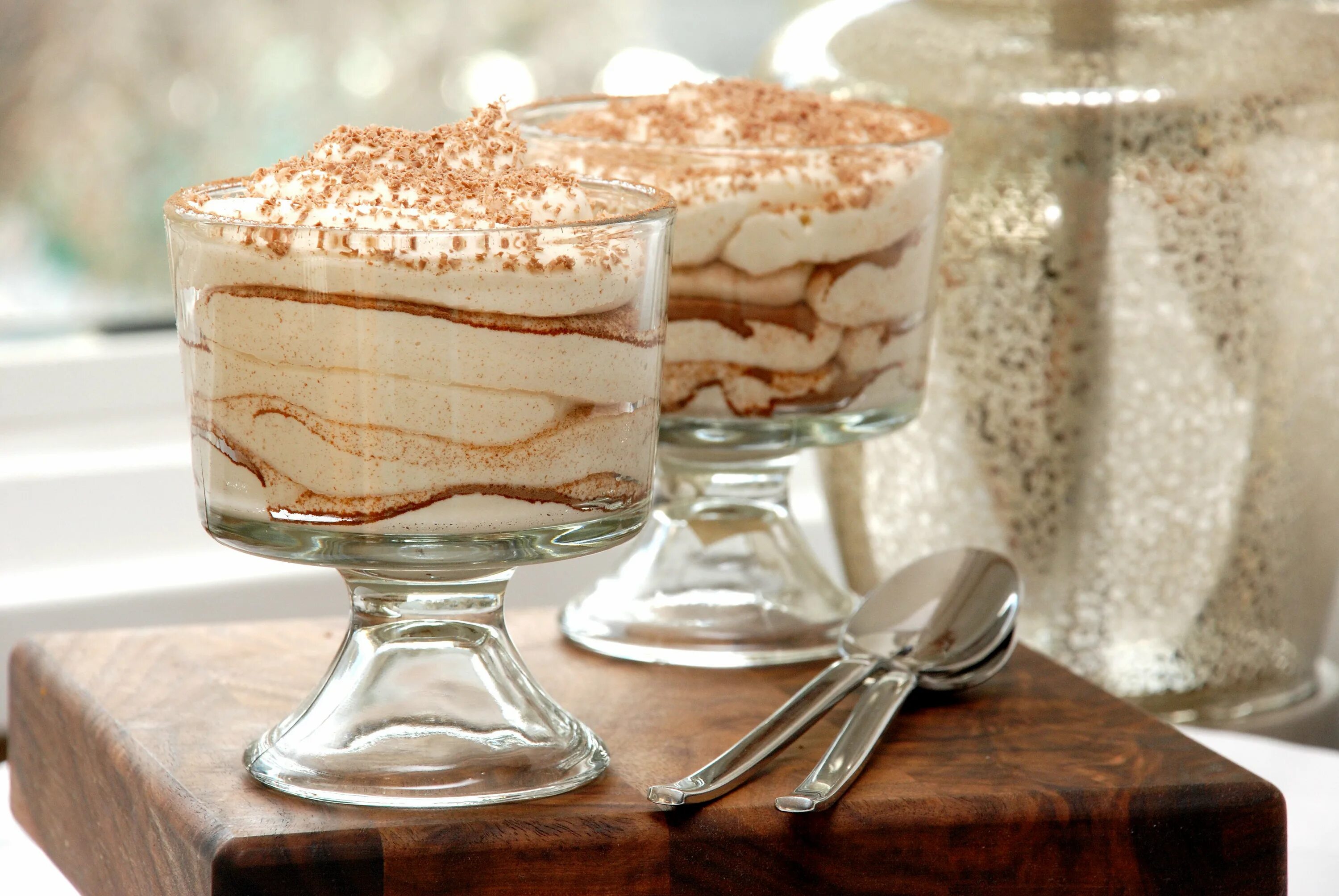 Рецепты десертов из печенья и сметаны. Пирожное тирамису маскарпоне. Трайфл тирамису. Тирамису. Трайфл с савоярди.