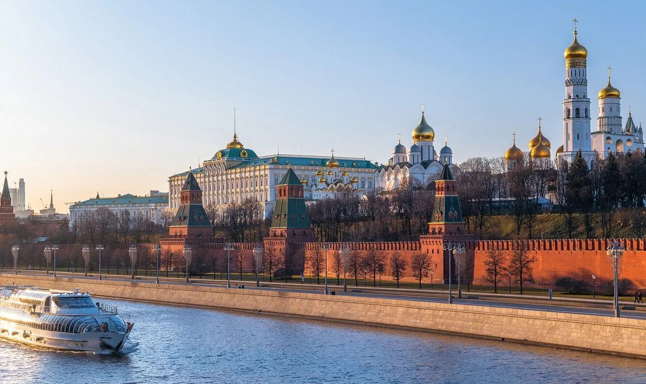 Какие реки протекают у московского кремля. Кремлевский дворец Московского Кремля. Большой Кремлёвский дворец в Москве. Большой Кремлёвский дворец в Москве вид сверху. Кремль набережная Москвы-реки.