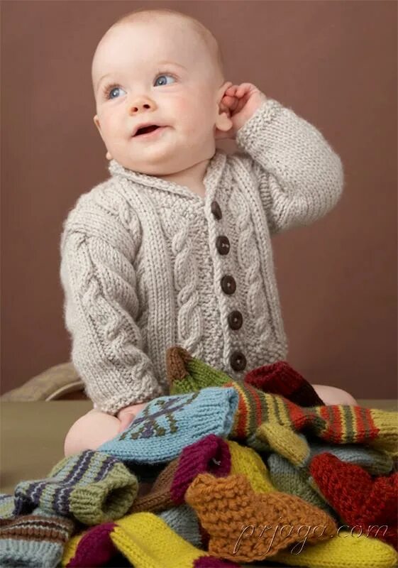 Вяжем полтора года. Свитер для малыша. Вязаные костюмы для малышей. Кофточка для малыша до года. Вязаные кофточки для младенцев.