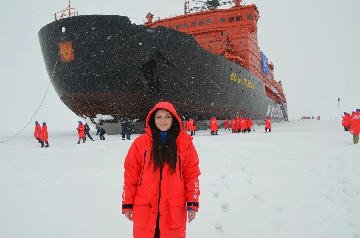 Экспедицию 2016. Экспедиция на Северный полюс на ледоколе. Девушка в Арктике. Ледокол знаний. Ледокол Арктика.