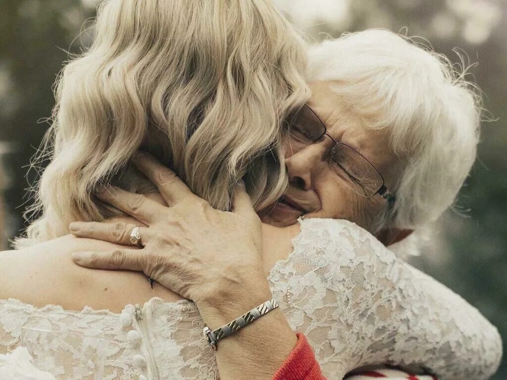 Пожилые мамы видео. Бабушка обнимает. Объятия с бабушкой. Внучка обнимает бабушку. Обняла старушку.