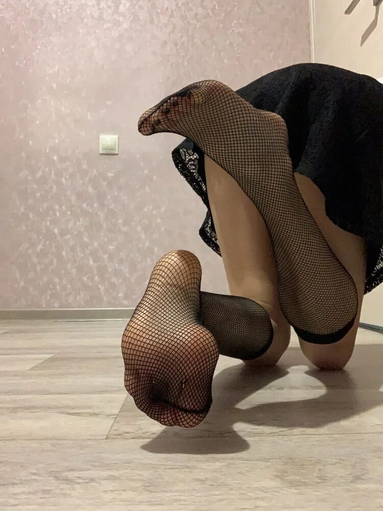 Женские ноги в грязных носках. Карате feet. Ивлева feet. Футфетиш знаменитостей. Эмо фу фетиш ноги 2000.