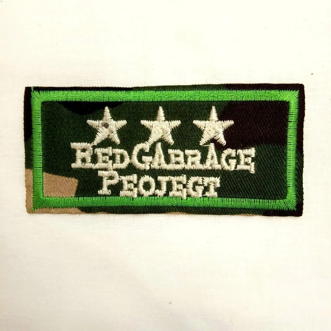 Шеврон приклеивается утюгом. Как клеить шевроны. Как клеить шевроны. На что клеить патчи на одежду. Расположение значков на форме фсин.