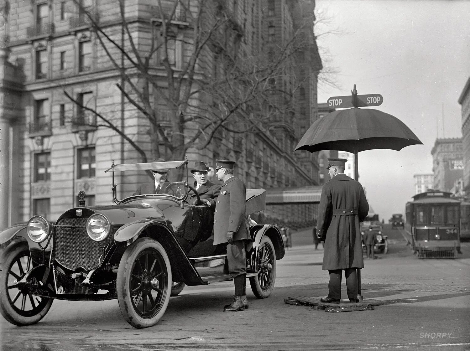 Париж в начале 20 века автомобили. Автомобили 20 века. Автомобили 20-го века. Машины начала 20 века. Года начала 20 го века