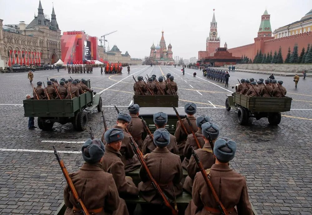 Парад в ноябре на красной площади. Парад 7 ноября 1941. парад на красной площади в москве 7 ноября 1941 года юон. парад красной армии 7 ноября 1941. реконструкция парада 7 ноября 1941 года москва.