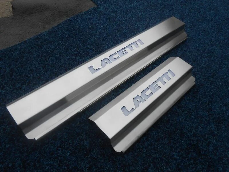 Накладки порогов gm lacetti. Пороги chevrolet lacetti хэтчбек. Накладки пластиковые лачетти. Внутренний порог шевроле лачетти. Накладки порогов f1 lacetti седан.