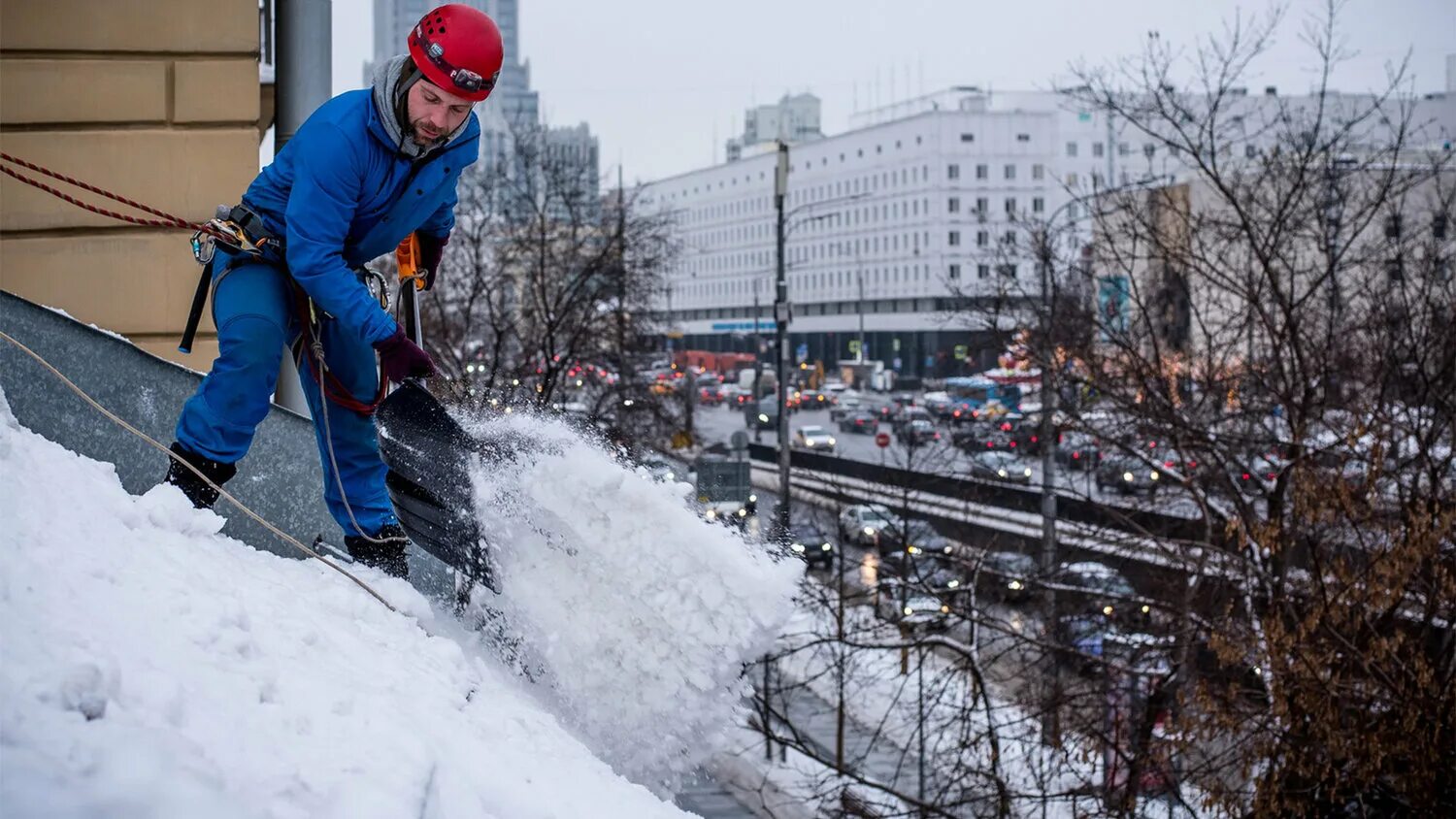 Работа очистке кровли снега