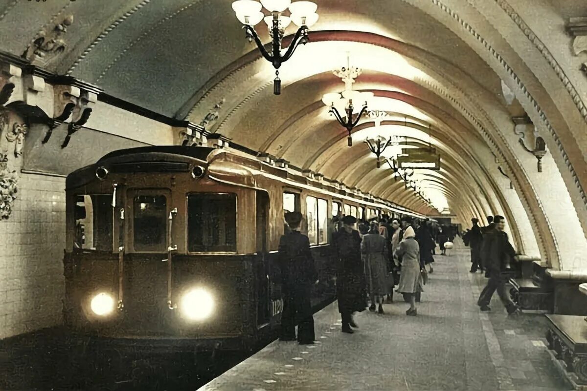 Метро Арбатская 1953. Станция Арбатская 1935. Станция метро Арбатская 1935. Станция Арбатская Арбатско-Покровская. Старейшее метро находится