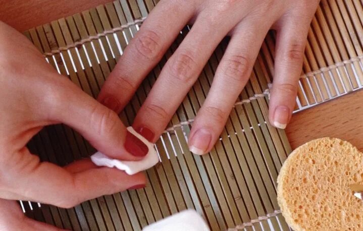 Можно разбавить ногтей. Сделать французский маникюр в домашних условиях. Эстетический маникюр. Как красиво подпилить ногти на руках. Приспособления для французского маникюра в домашних условиях.