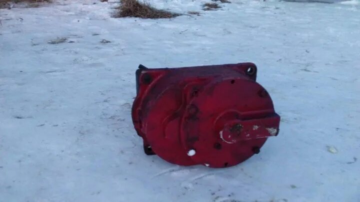 Редуктор лебедки кму юник 370. Гидромотор лебедки юник 340. Гак юник 330. Лебедка юник. Лебедка юник.