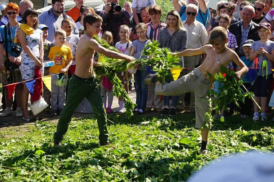 Крапивна фестиваль крапивы. Праздник крапивы в Крапивне. Крапивна Тульская область фестиваль. Крапива мальчик