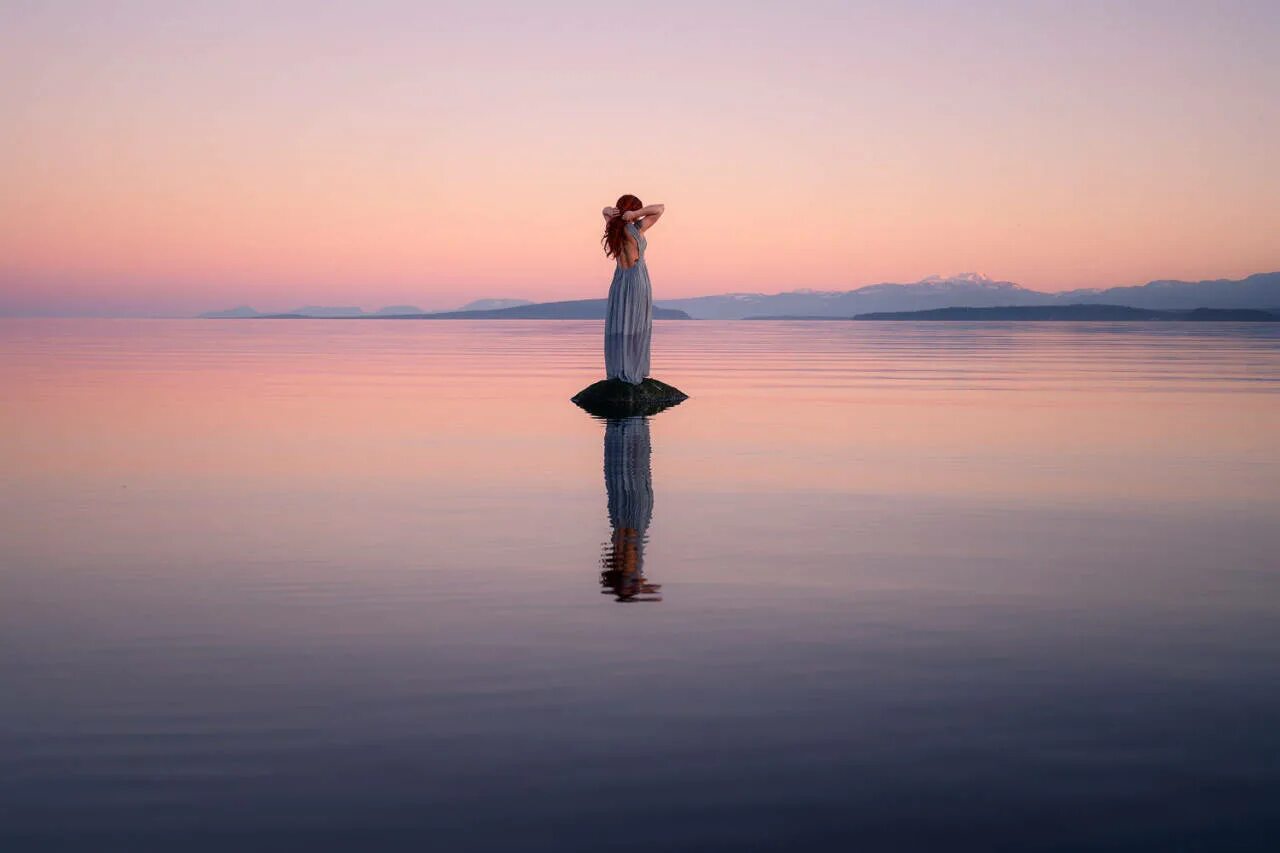 Фотосессия в воде в платье. Девочка стоит воде. Фотосессия в воде. Красивые девушки стоят у воды. Девушка в воде в одежде.