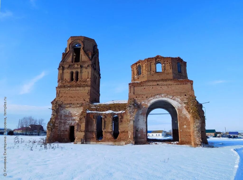 Погода красноармейский район самарская. Храм в Дергачи Самарской области. Церковь Михаила Архангела Самара Дергачи. Храм Архангела Михаила село Красноармейское Самарская область. Церковь Михаила Архангела в Дергачах.