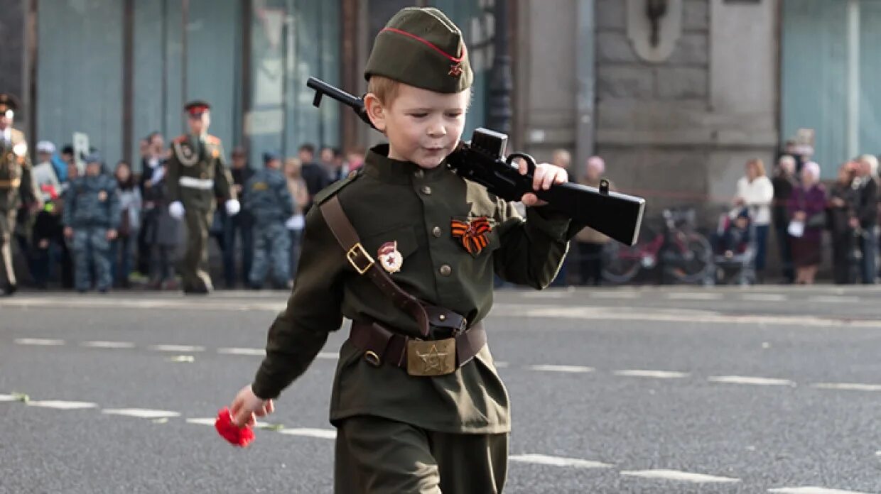 Дети на параде Победы. Дети в военной форме. Мальчик на параде. Малыши в военной форме на 9 мая. 9 мая старшеклассники