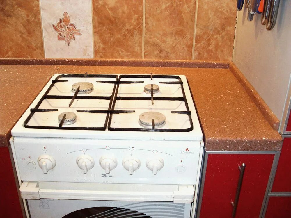 Вставка газовой плиты. Газовая плита в столешнице. зазор между плитой и столешницей. стык газовой плиты и столешницы. газовая плита между столешницами.