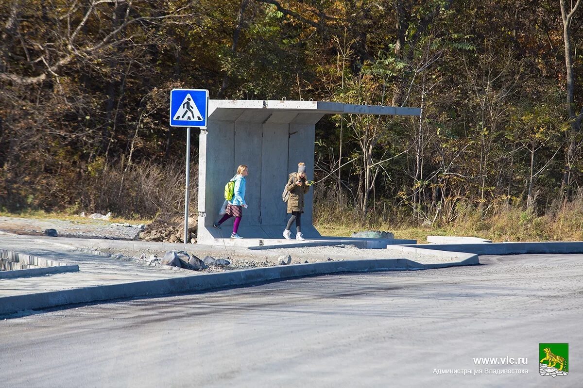 Бетонная остановка. Железобетонные остановки. Остановка из бетона. Остановка из бетонных плит. Бетонная остановка бетонная скамейка.