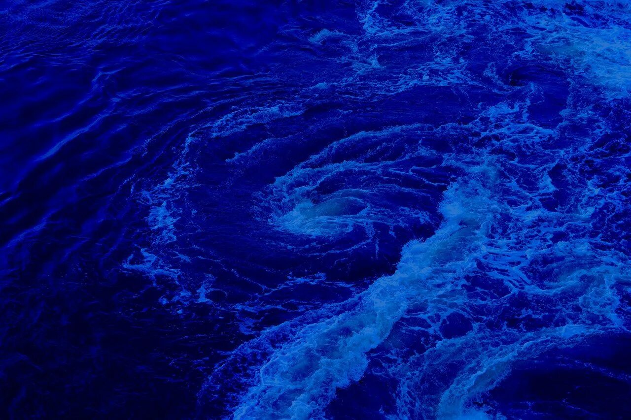 Атлантический океан цвет воды. Синий океан. Океанический синий цвет. Синий океан цвет. Почему океан синий