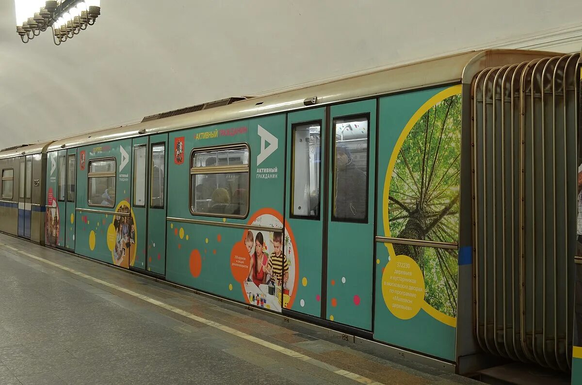 Поезд метро кольцевой. Именные поезда Московского метрополитена. Поезд метро с искусством по пути. Именной Метропоезд с искусством по пути. Именные поезда Московского метрополитена Русич.