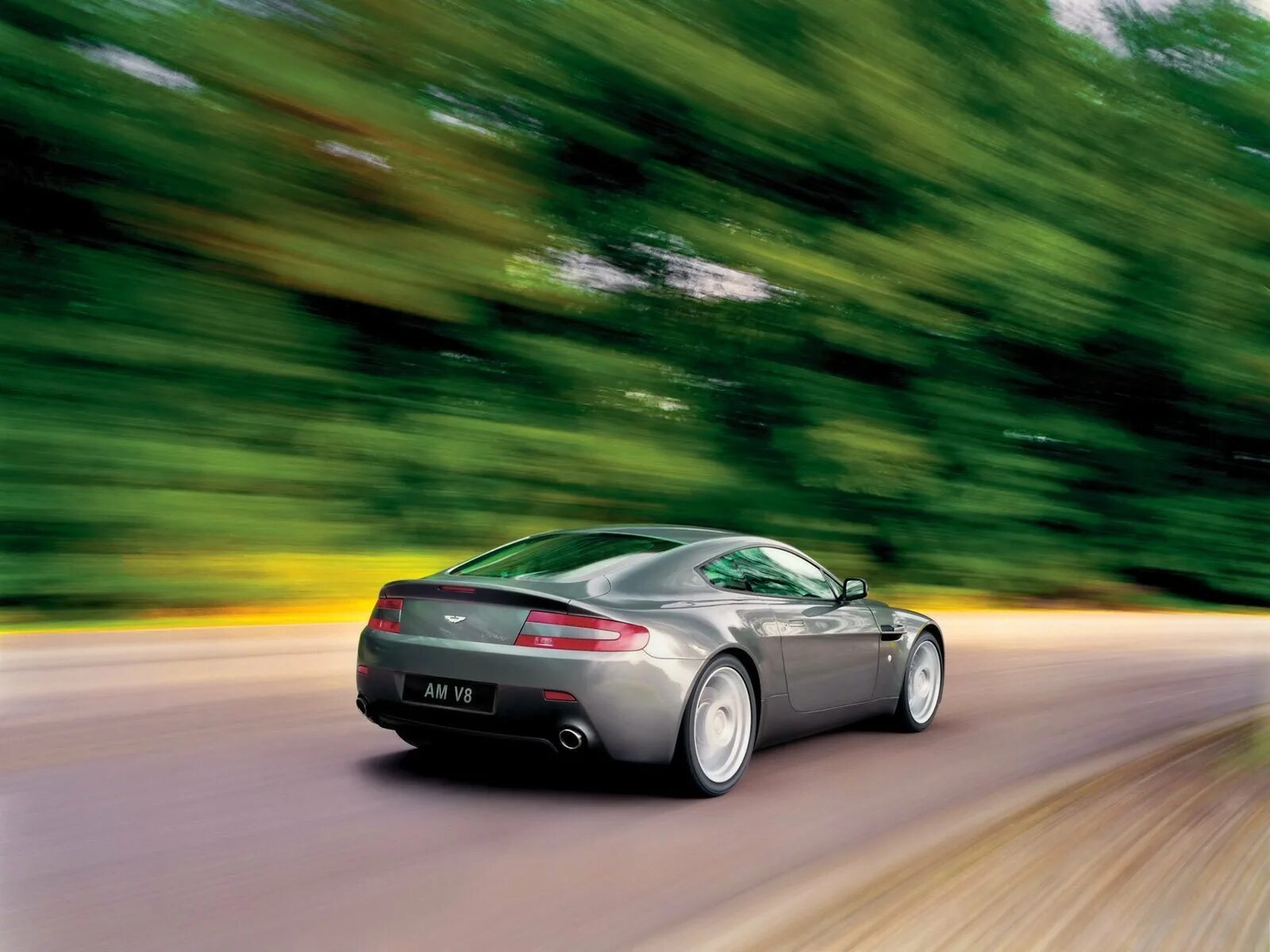 Машина едет фото. Aston Martin v8 Vantage gt3. Jaguar XF Астон Мартин. Aston Martin v8 Vantage Rally. Aston Martin amv8 Vantage.