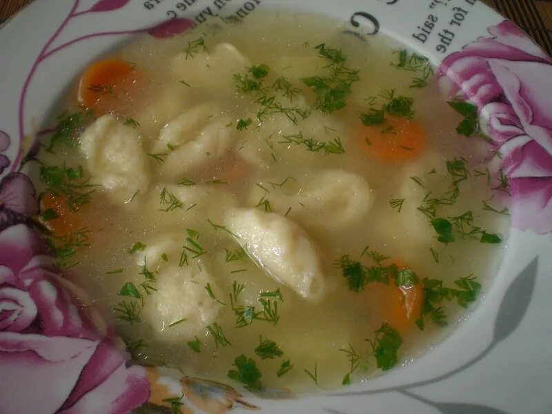 Куриное консоме с клецками. Галушки с зеленью. Суп с галушками клецками. Бульон с галушками рецепт. Картофельный суп с галушками.