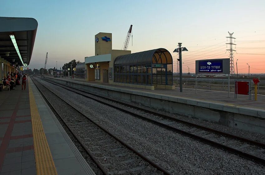 Электричка прикол. Фонари на перроне фото. Полустанок затишье электросталь. Вагончик тронется перрон останется. Тронется перрон.